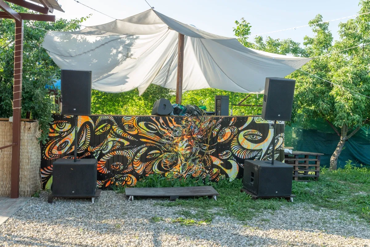 Scenă cu mural artistic și sistem de sonorizare profesional